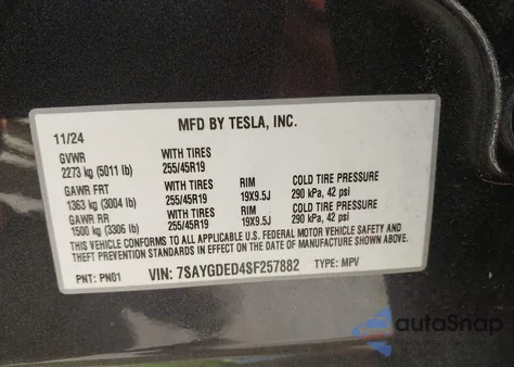 2025 Tesla Model Y Long Range Dual Motor All-Wheel Drive z USA, uszkodzony, nr VIN 7SAYGDED4SF257882
